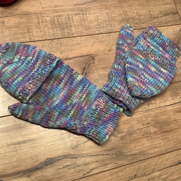 🧶Handmade multicoloured mittens with finger flap - Picture 4 of 6